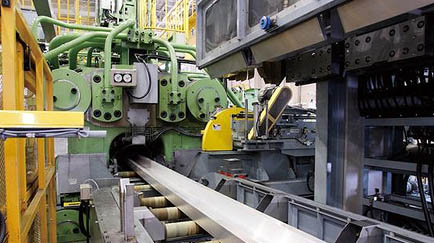 アルミ形材の押出工程