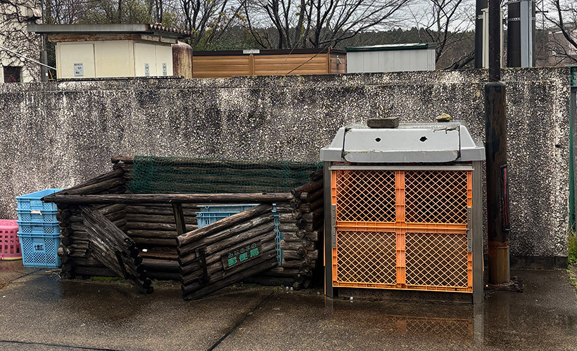 地震により損壊したゴミ収納庫